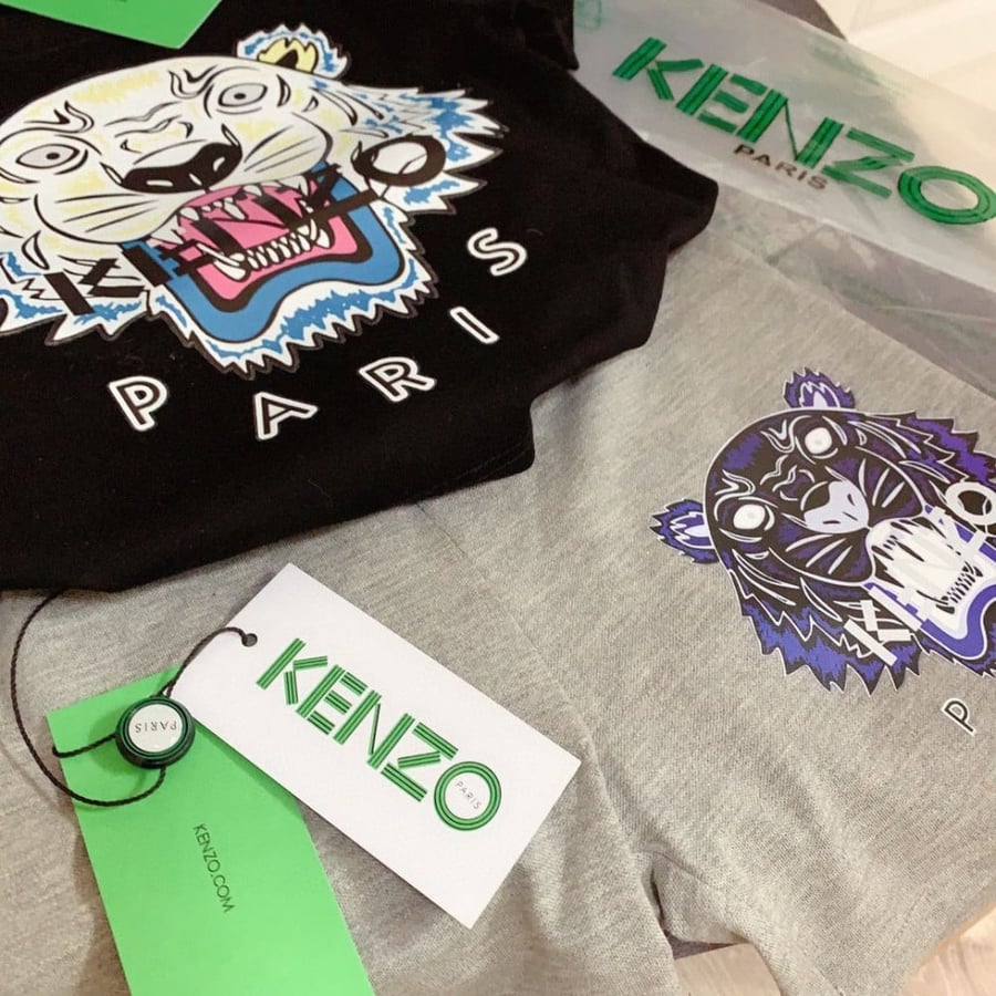 طقم أطفال كينزو Kenzo تيشيرت أسود وشورت رمادي طويل بطبعات النمر