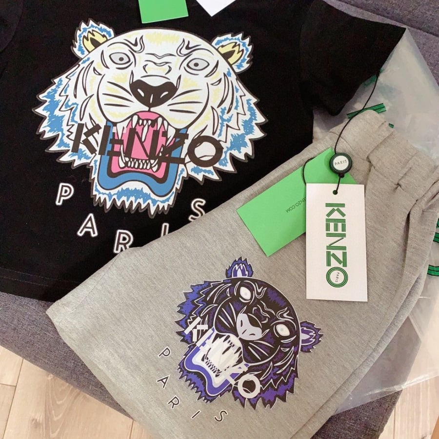 طقم أطفال كينزو Kenzo تيشيرت أسود وشورت رمادي طويل بطبعات النمر