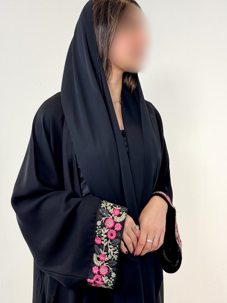 عباية كريب انترنت كوري مع كلفة على الأكمام وأسفل العباية BN01