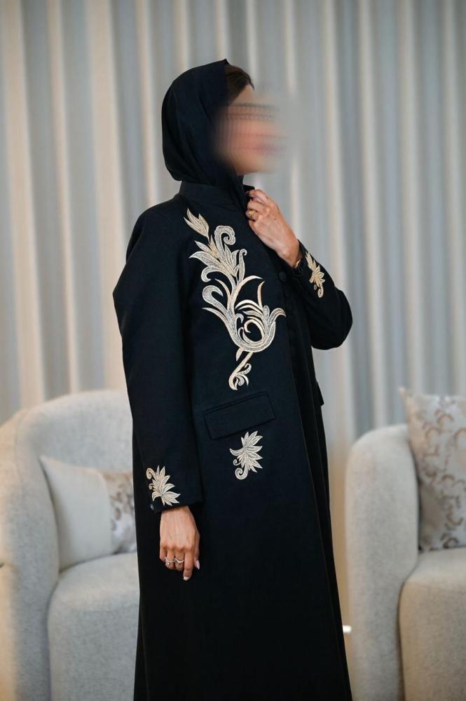 بلايزر راقية تتوسطها أزرار أمامية + الطرحة