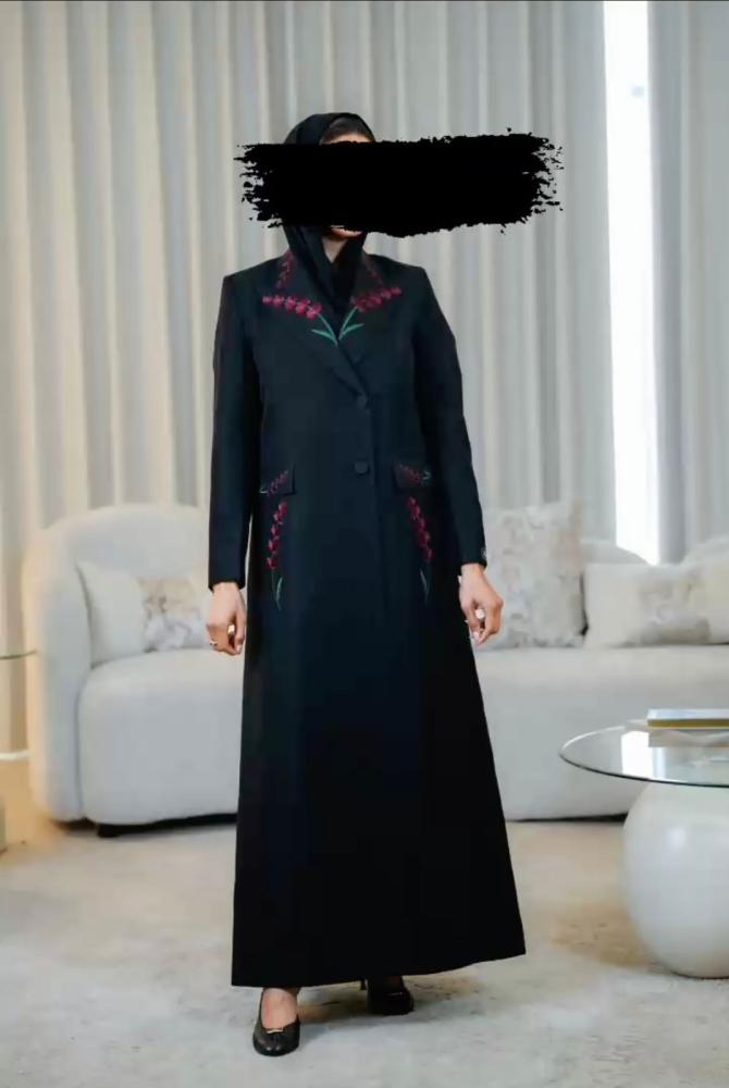 بليزر مصنوع من قماش ياباني ممزوج بتطريز يدوي + طرحه