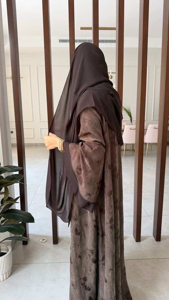 حرير مغسول بني مع طبعة +اكمام واسعة