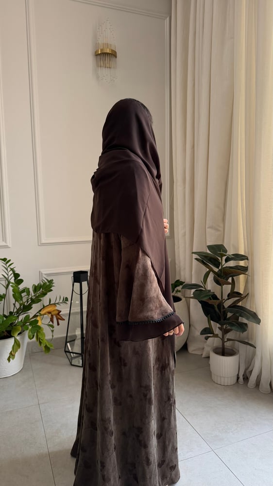حرير مغسول بني مع طبعة +اكمام واسعة