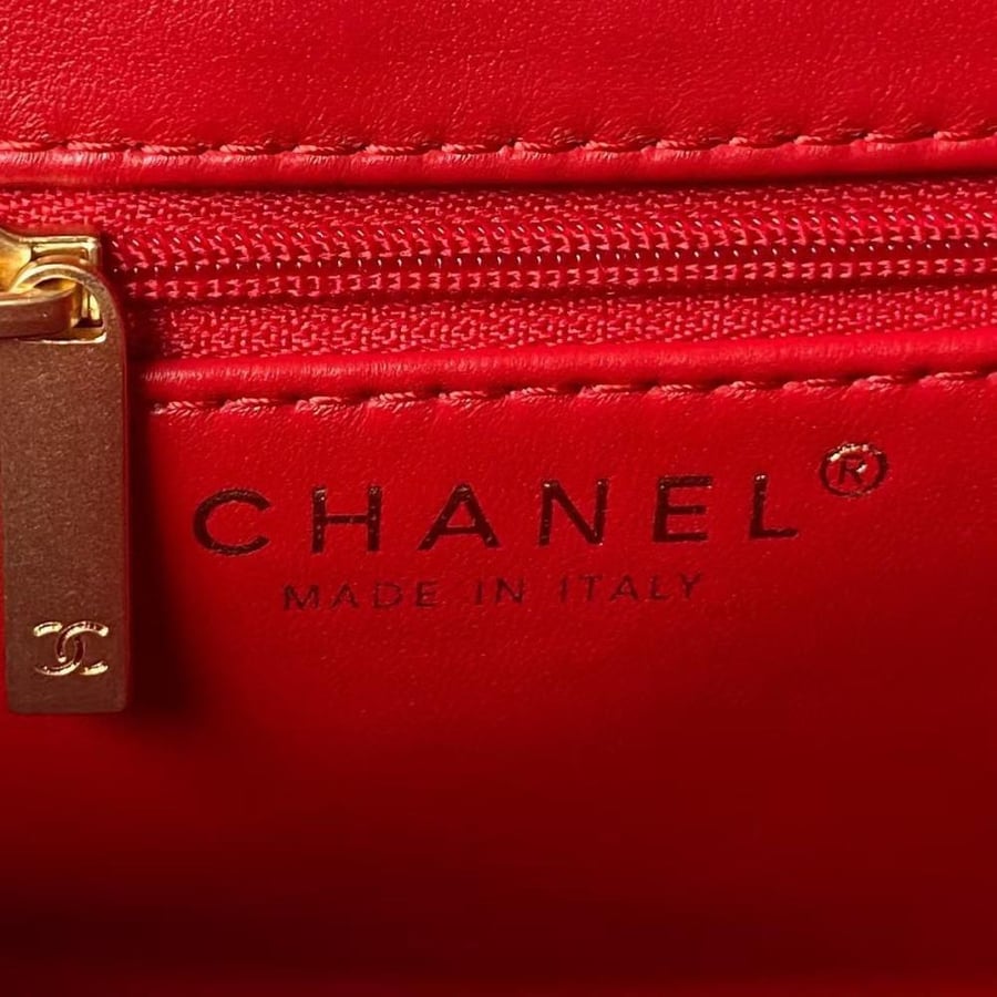 شنطة شانيل 22 ميني كافيار مبطنة باللون الأحمر ‏Chanel Mini 22 Bag Red