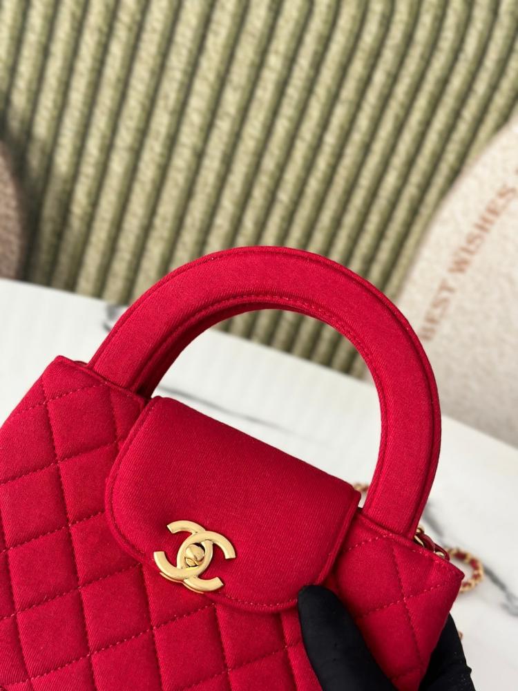 شنطة شانيل 22 ميني كافيار مبطنة باللون الأحمر ‏Chanel Mini 22 Bag Red