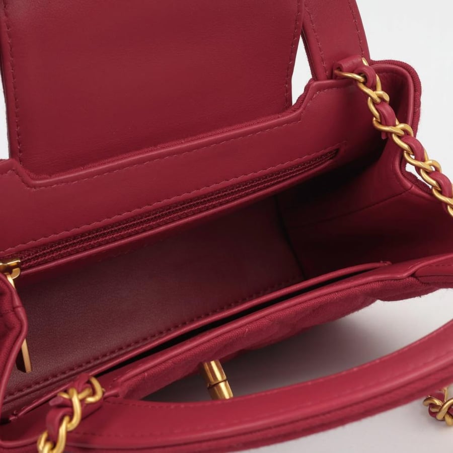 شنطة شانيل 22 ميني كافيار مبطنة باللون الأحمر ‏Chanel Mini 22 Bag Red