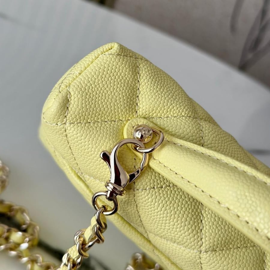 شنطة شانيل فانتيزي كيس باللون الأصفر الفاتح ‏Chanel Vanity Case Bag Yellow