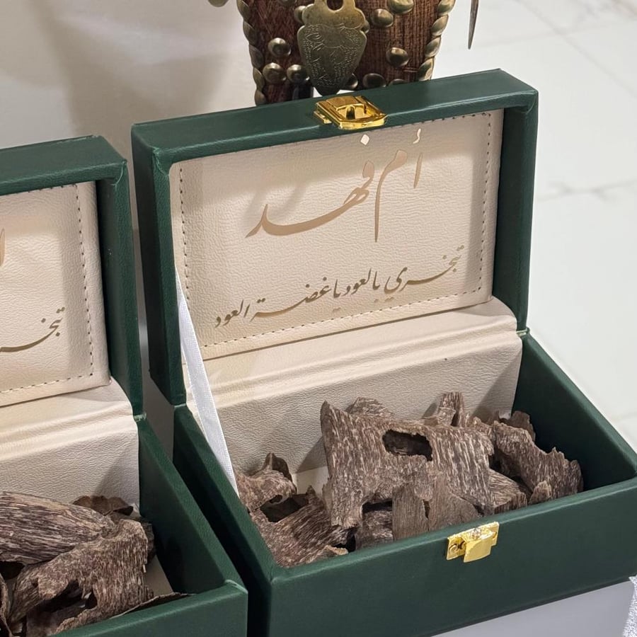 Ounce of natural Vietnamese oud, first grade, with a luxurious leather box