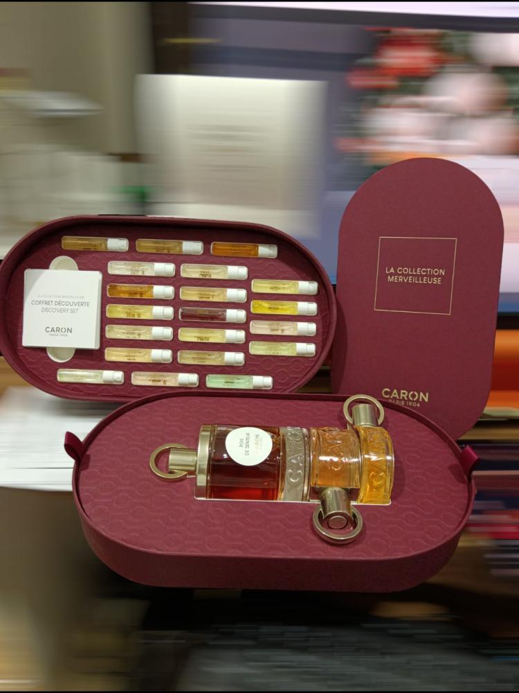 Karoon set of three pieces: Baies de Senteur 100ml + Flower de Rocaille perfume 50ml + Lady Karoon 30ml + 20 different samples