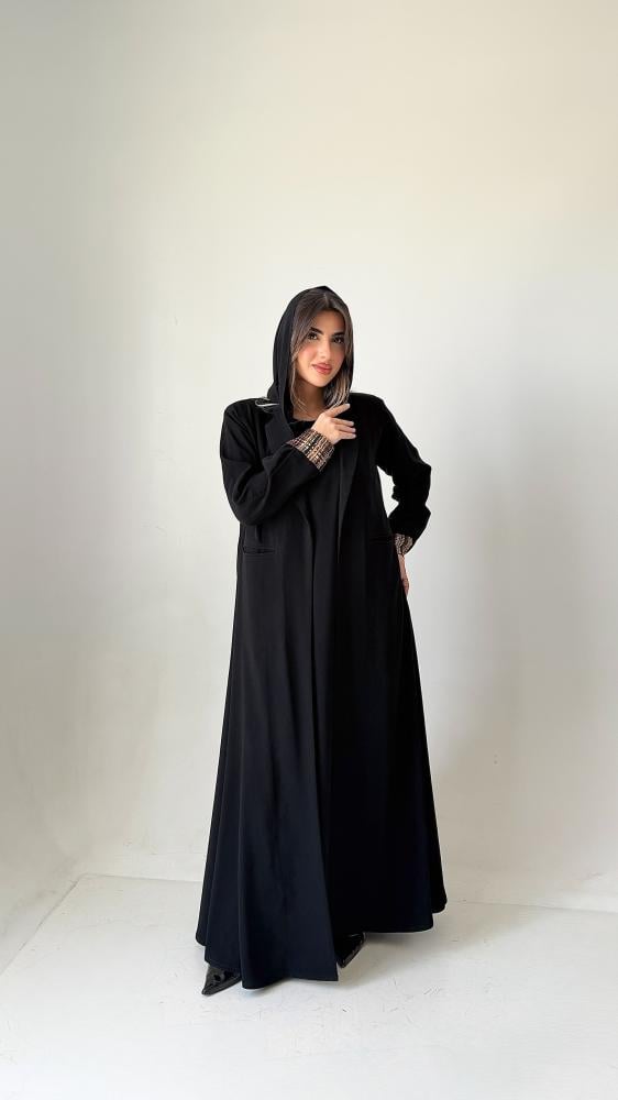 عباية بليزر كريب أسود بأطراف تايجر