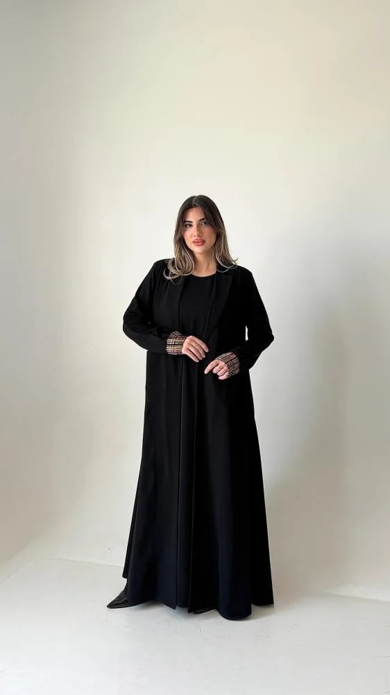 عباية بليزر كريب أسود بأطراف تايجر