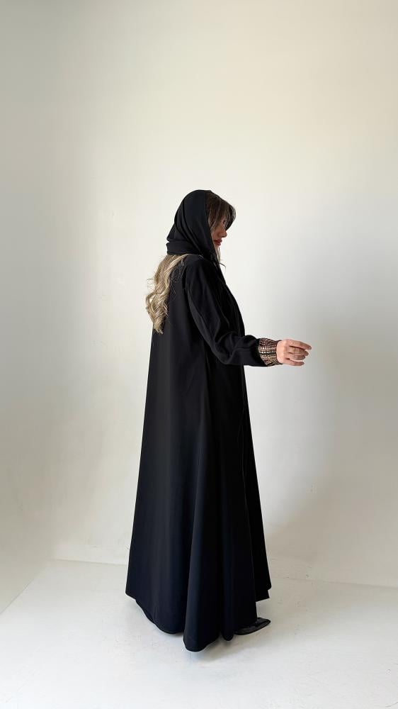عباية بليزر كريب أسود بأطراف تايجر