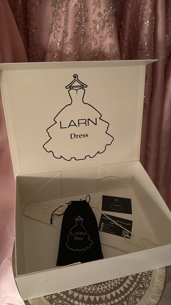 صندوق فستان مقوى بشعار لارن