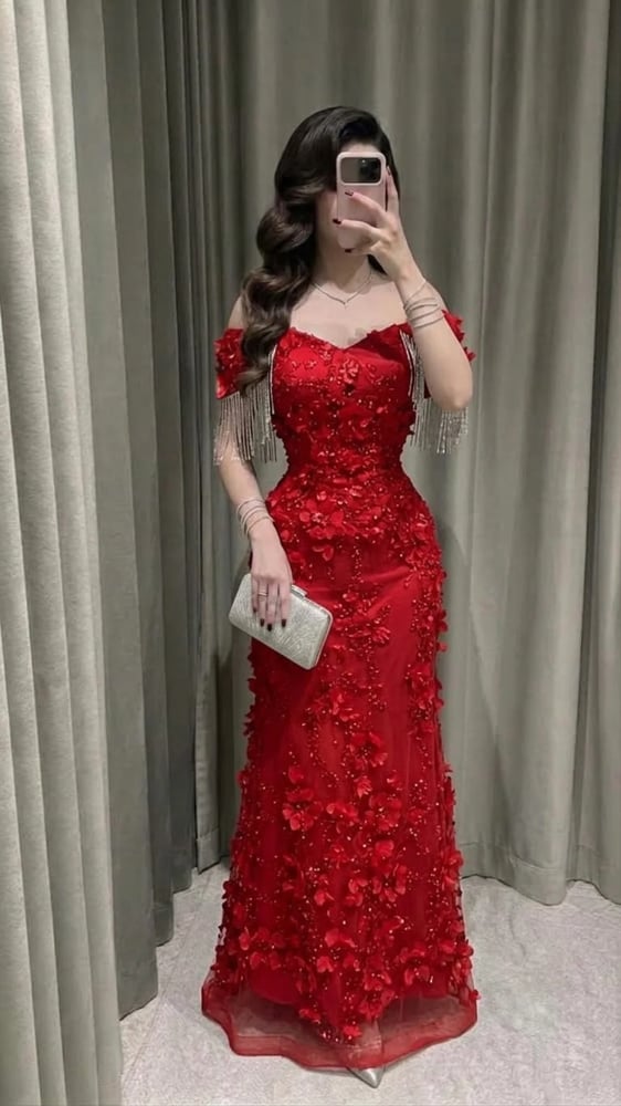 فستان نجاة احمر وهدب
