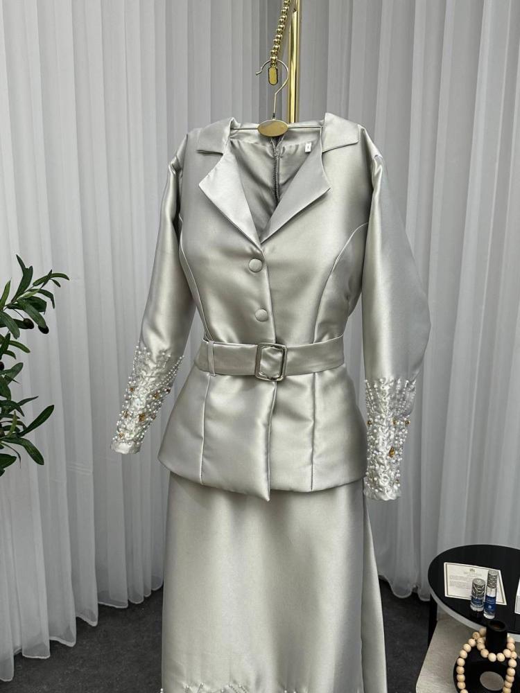 835
