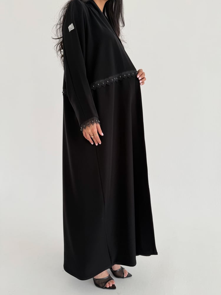 القاده| عباية صيفية كريب يابانى أصلى بكلفة مع لؤلؤ بالمنتصف