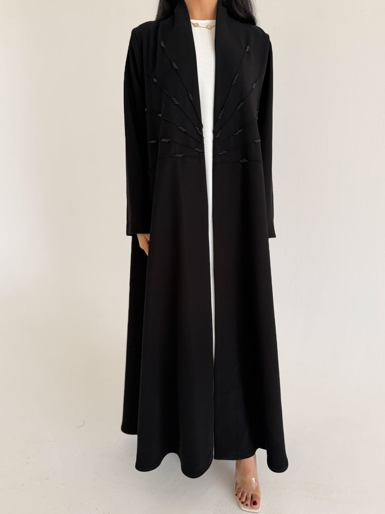 عباية مطرزة اسود