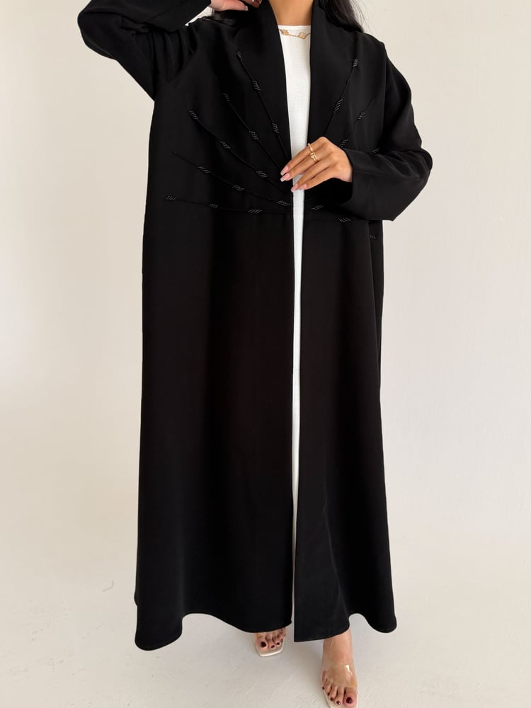 عباية مطرزة اسود