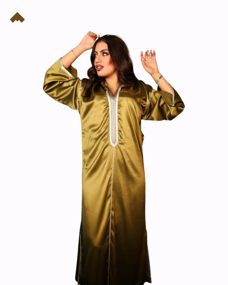 Grace Hood – زيتوني ذهبي، قفطان مغربي فاخر بغطاء رأس من تريندز