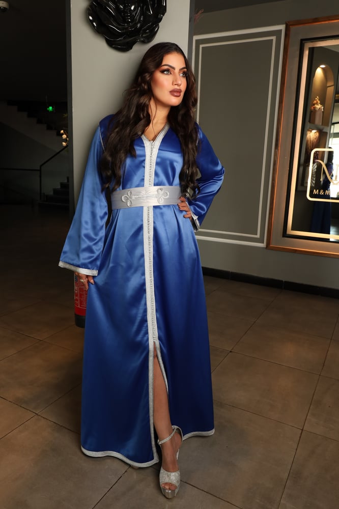 Satin Belted Grace – أزرق ملكي بتطريز فضي، قفطان مغربي نسائي فاخر من تريندز