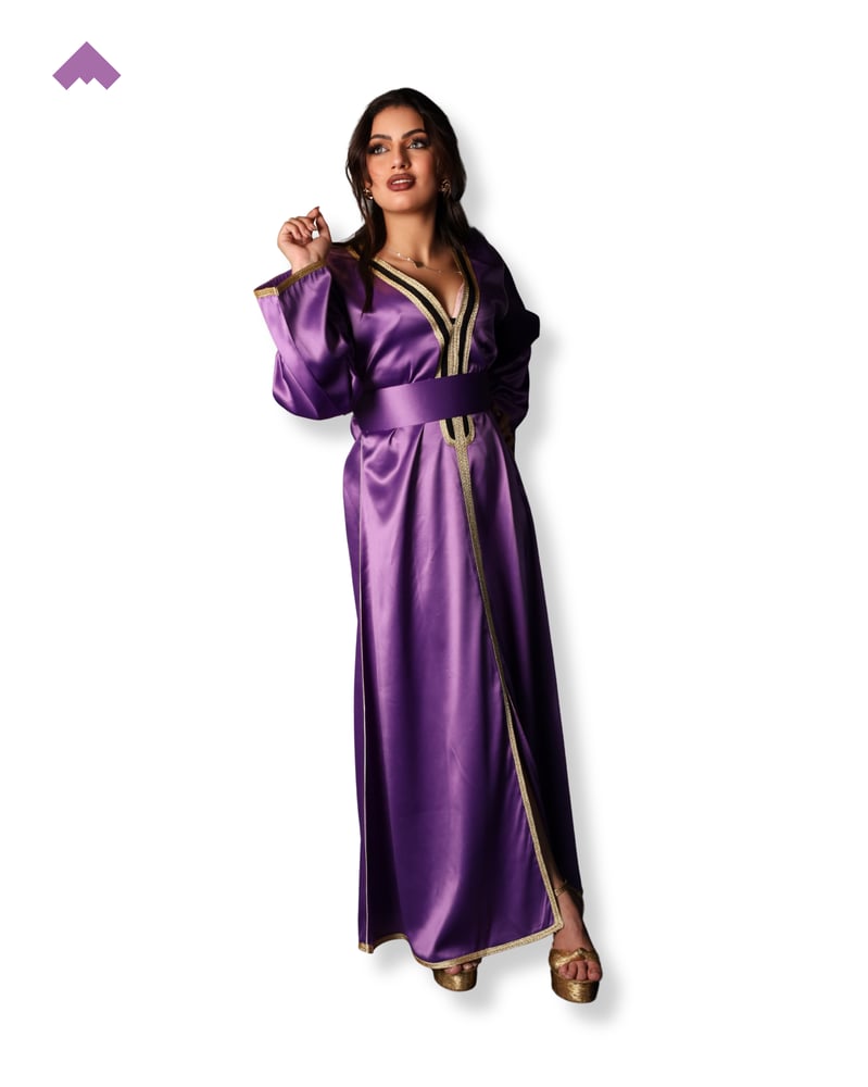 Satin Belted Grace – موف بتطريز ذهبي، قفطان مغربي نسائي فاخر من تريندز