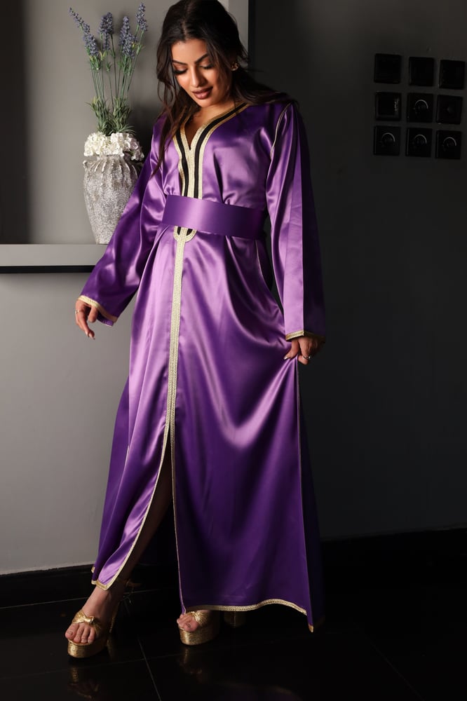 Satin Belted Grace – موف بتطريز ذهبي، قفطان مغربي نسائي فاخر من تريندز