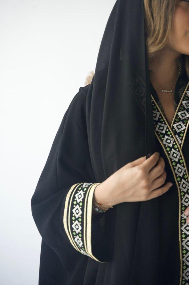 عباية كريب بتطريز هندسي فاخر – قطاع المناسبات والفعاليات