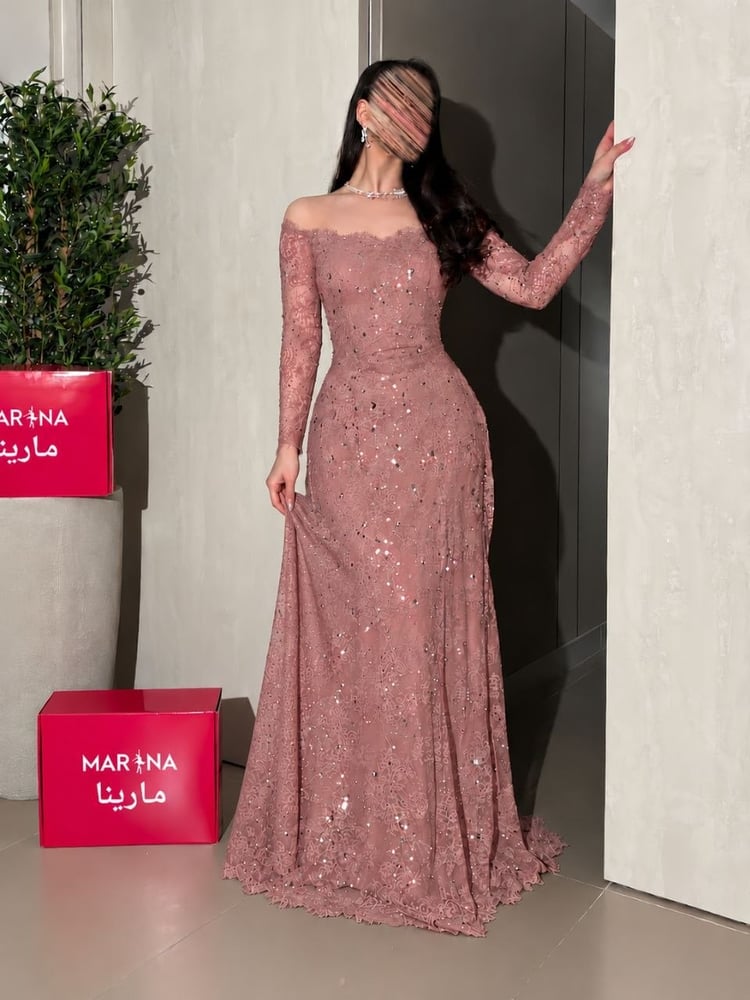 فستان ساتينيك  (فستان لحمي دانتيل فرنسي مع الخرز)
