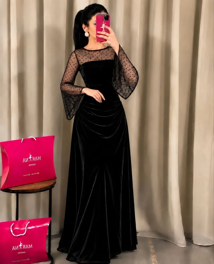 فستان رهف  (فستان اسود مخمل انيق مع اكمام واسعه )