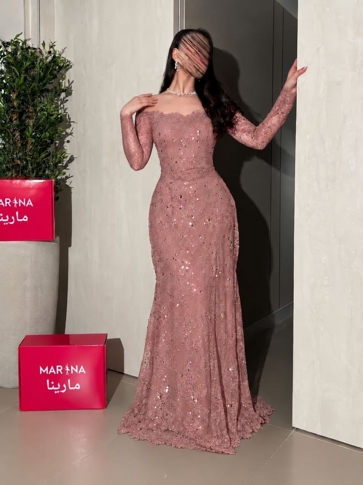 فستان ساتينيك  (فستان لحمي دانتيل فرنسي مع الخرز)