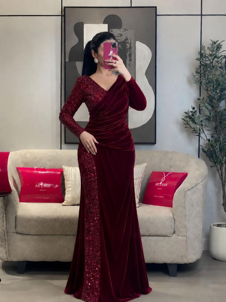 فستان امل  (فستان برغنذي مخمل عودي انيق مع ترتر جنب )