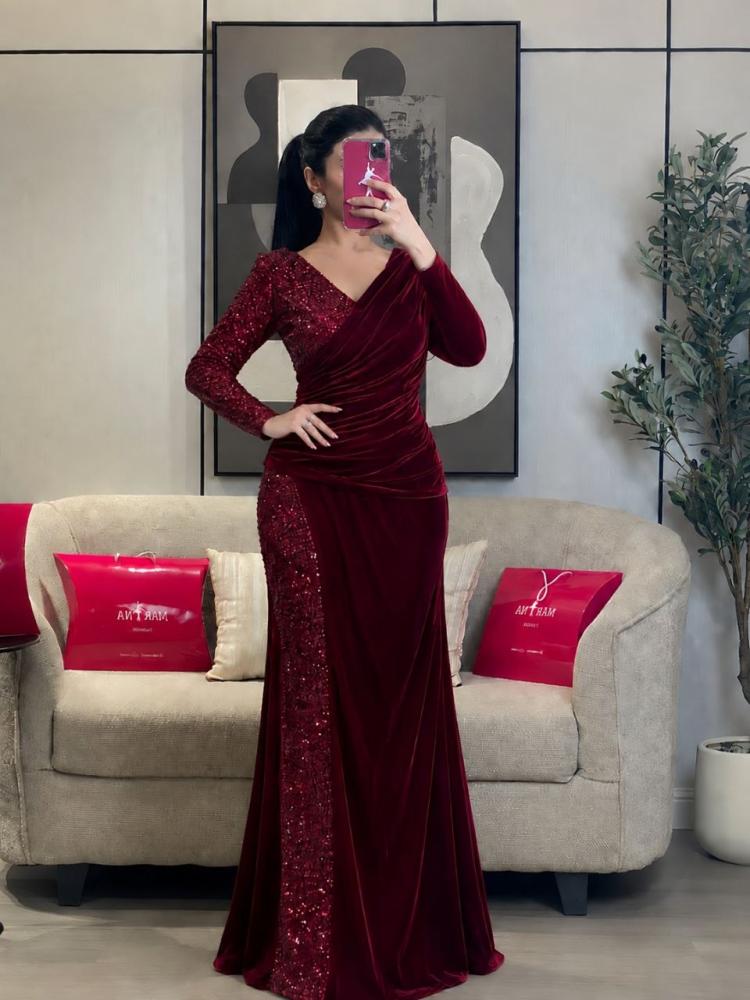 فستان امل  (فستان برغنذي مخمل عودي انيق مع ترتر جنب )