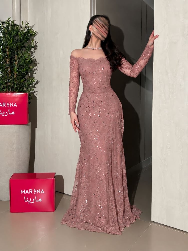 فستان ساتينيك  (فستان لحمي دانتيل فرنسي مع الخرز)