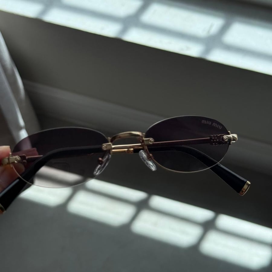 نظارة ميو ميو Rimless باللون الذهبي بعدسة صغيره باللون الاسود المدرج