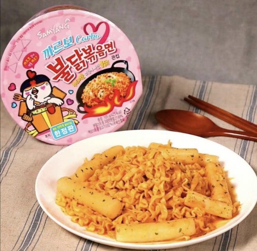 Large cup of ramen with carbo flavor (cream and cheese) - Samyang