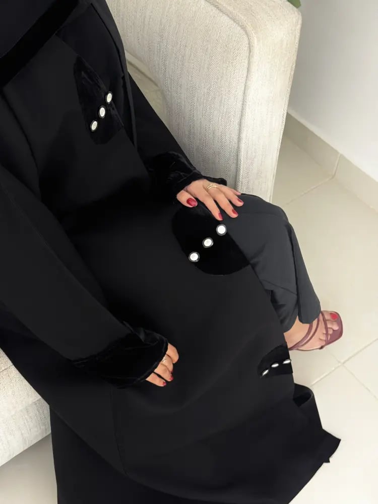 عباية بتفاصيل مخمل مزين بازرير