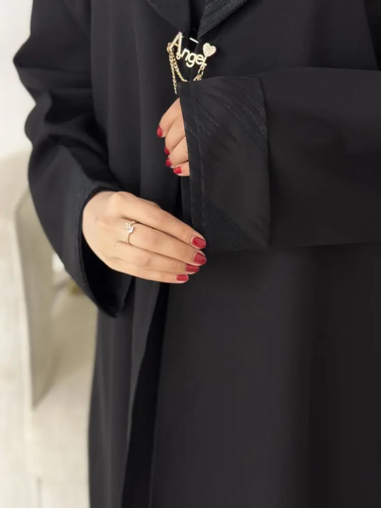 عباية كاجوال مزينة بإكسسوار  ذهبي