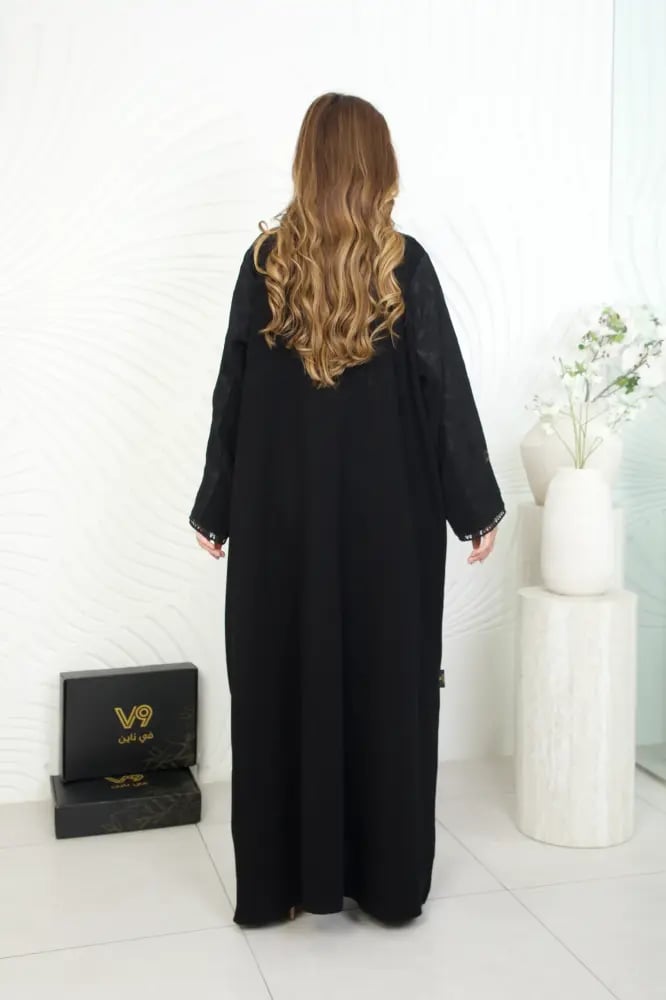 عباية جاكار بلمسة سادة وكلفة فاخرة