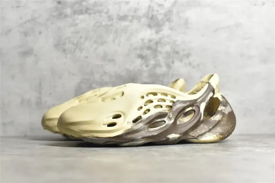 YEEZY FOAM RUNNER "MX Cream Clay"