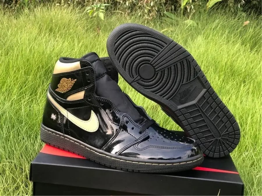 Air Jordan 1 RETRO HIGH OG "Black Metallic Gold"