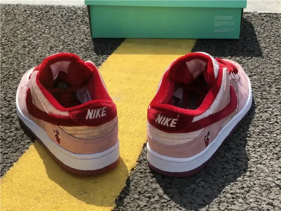 SB DUNK LOW PRO "StrangeLove"