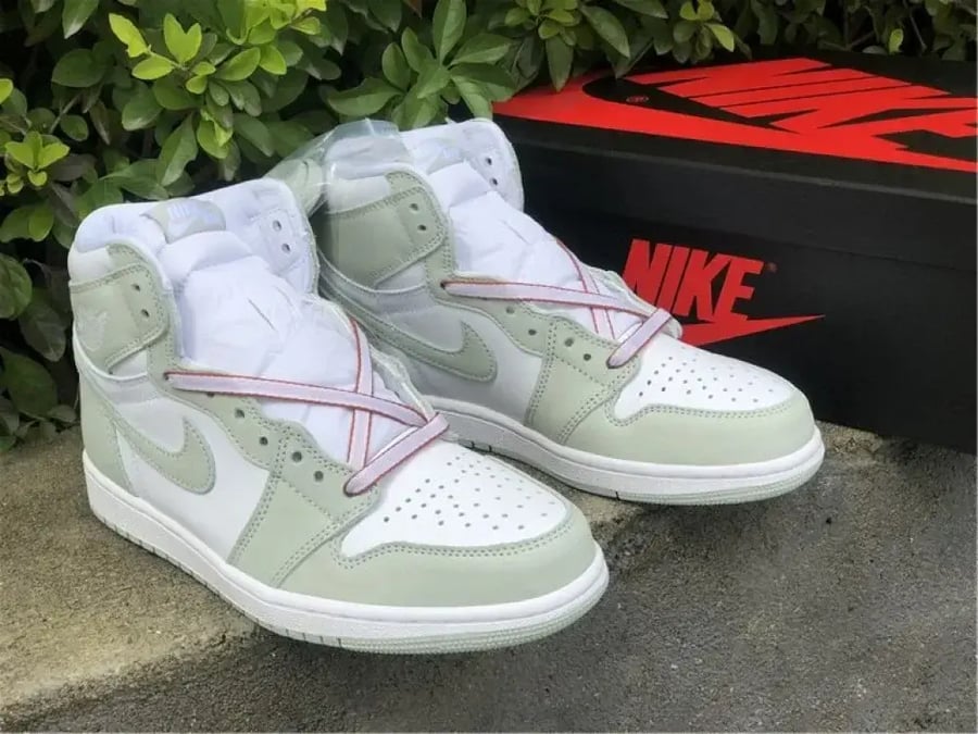 Air Jordan 1 Retro High 'Seafoam'
