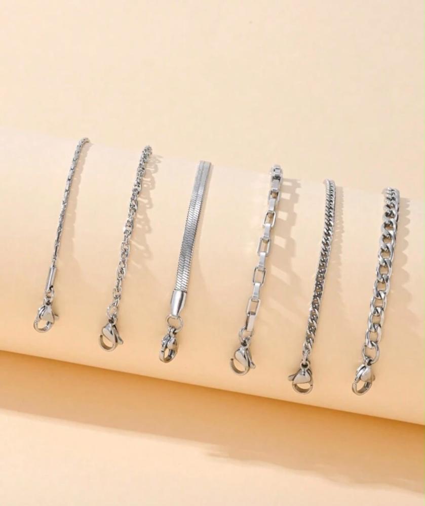 تشكيلة اساور ذهبية بتصاميم متنوعة وراقية، تجمع بين الانسيابية والتفاصيل الكلاسيكية بلمعة فاخرة تمنح اطلالتك حضورا انيقا