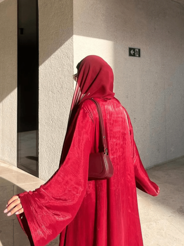 عباءة طويلة لامعة بأسلوب متواضع للنساء