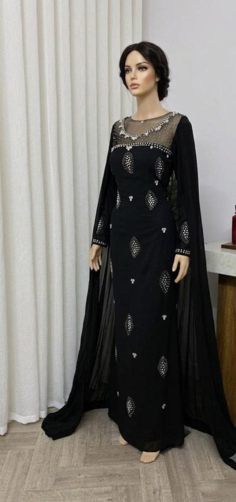 فستان سهرة أسود فاخر مرصع بالكريستال