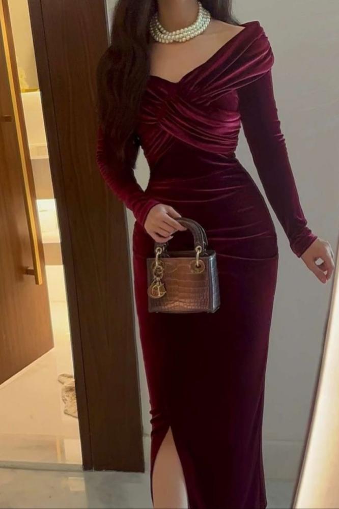 Velvet dress in maroon color available for immediate delivery Jeddah-Makkah, you will receive it within two hours, and Riyadh-Taif-Medina and other areas will be delivered within 24 hours only.