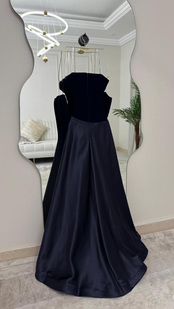 Long dress with separate sleeves available for immediate delivery Jeddah-Makkah you will receive within two hours and Riyadh-Taif-Medina and other areas you will receive within 24 hours only.