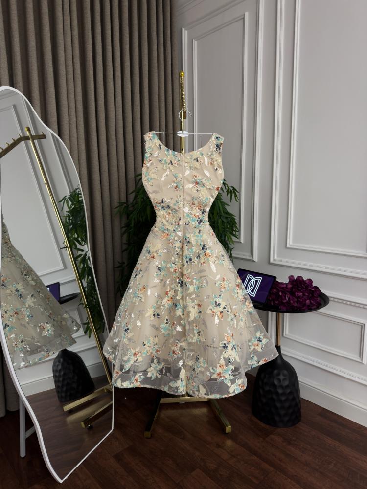 Midi embroidered dress available for immediate delivery Jeddah-Makkah will reach you within two hours and Riyadh-Taif-Medina and other areas will reach you within 24 hours only.