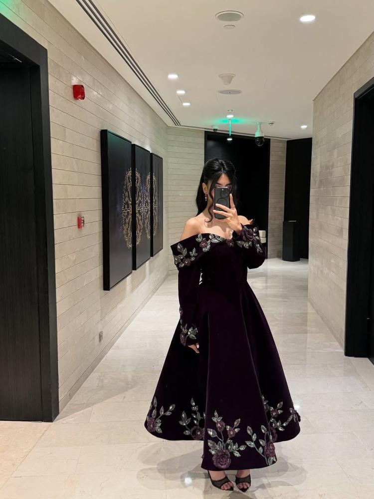 Velvet dress in dark purple color with rose embroidery available for immediate delivery. Jeddah-Makkah: you will receive it within two hours. Riyadh-Taif-Medina and other areas: you will receive it within 24 hours only.
