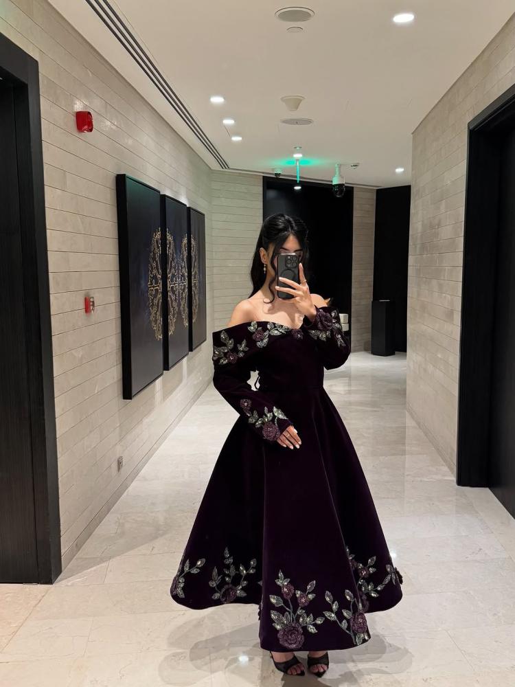 Velvet dress in dark purple color with rose embroidery available for immediate delivery. Jeddah-Makkah: you will receive it within two hours. Riyadh-Taif-Medina and other areas: you will receive it within 24 hours only.